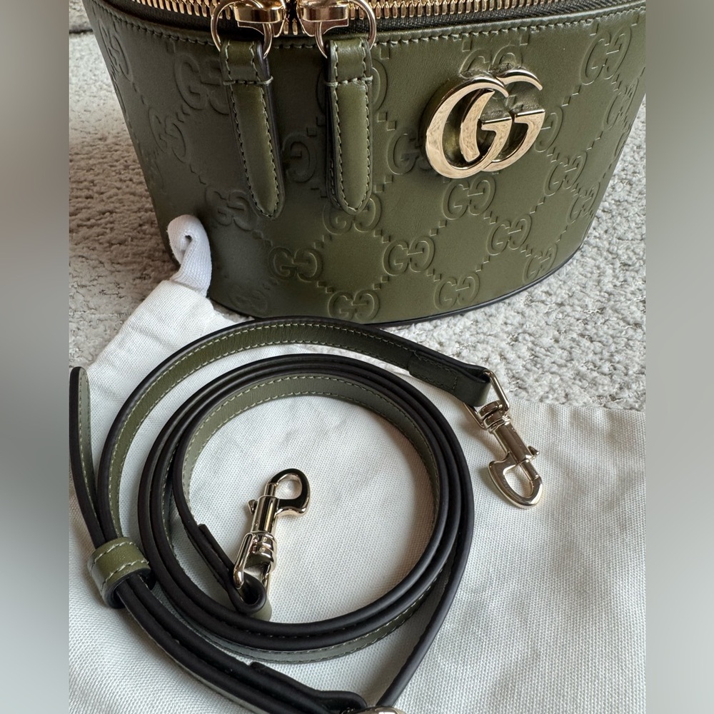 Gucci GG embossed leather vanity bag - Picture 6 of 7